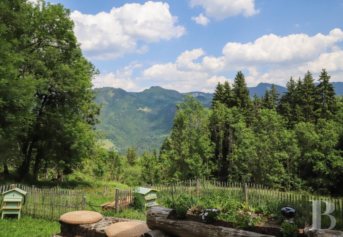 En Haute-Savoie, non loin de Morzine, une grange chalet traditionnelle en plein alpage - photo  n°6